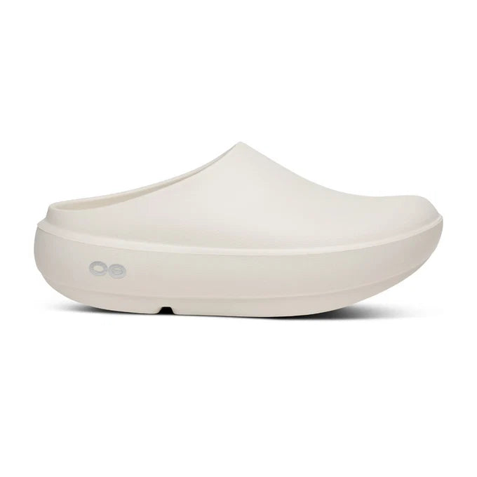 Oofos OOcloog Plus Chalk, angled front view - Run Vault