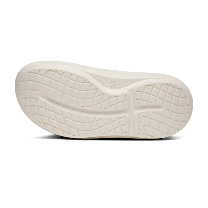 Oofos OOcloog Plus Chalk, sole tread view - Run Vault